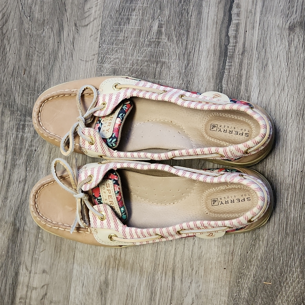 Tan and flower sperry